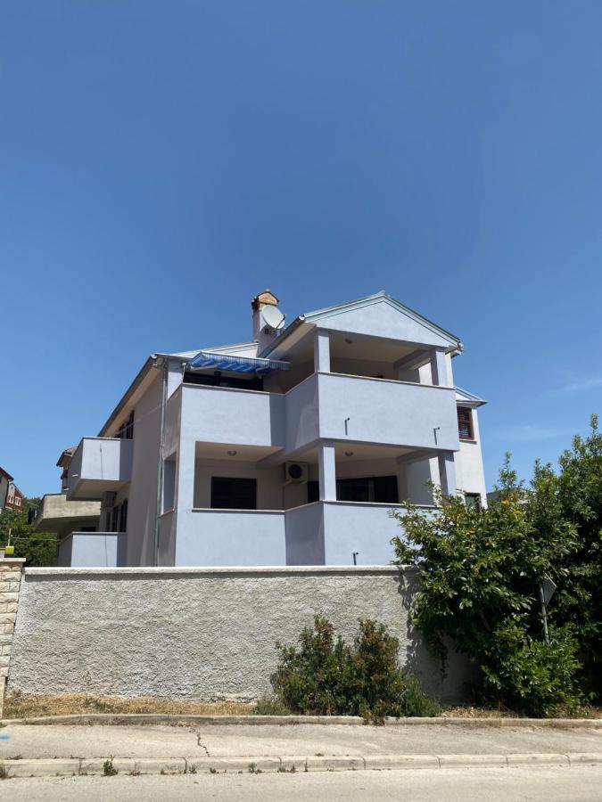 Apartments Lungomare Pula Exterior photo